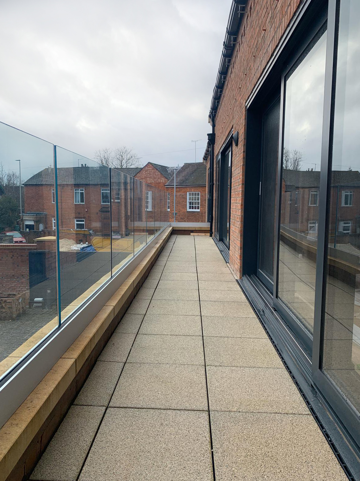 Easy Glass Smart Frameless Aluminium Channel System Balustrade on Exterior Balcony