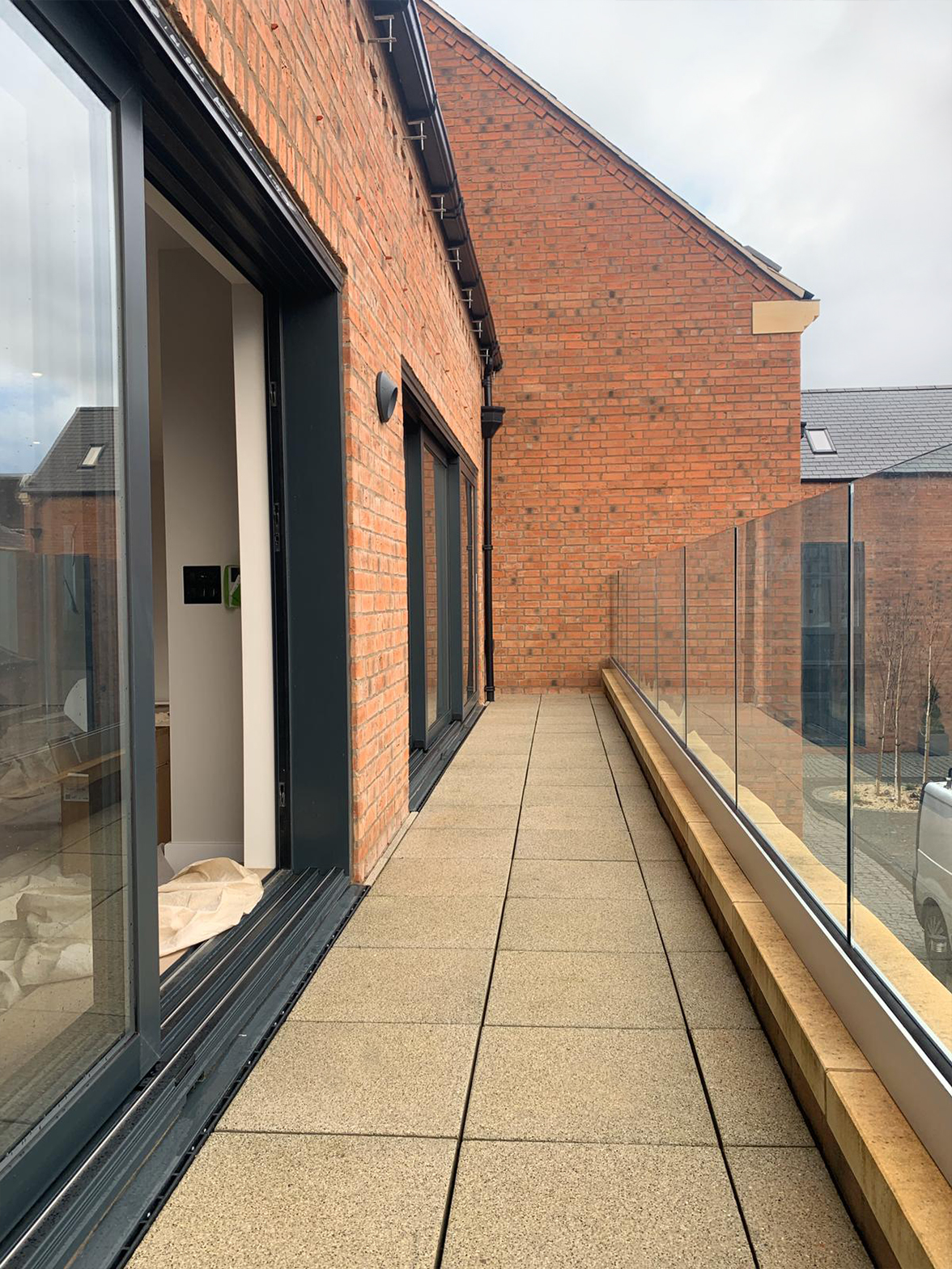 Easy Glass Smart Frameless Aluminium Channel System Balustrade on Exterior Balcony