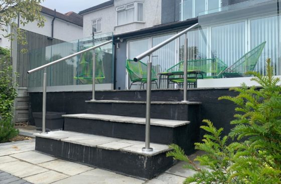 Frameless aluminium channel system with stainless steel handrail on stairs
