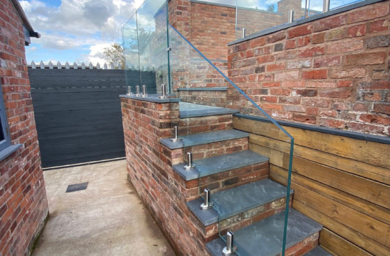 Stainless Steel Spigot Balustrade System with Laminated Glass