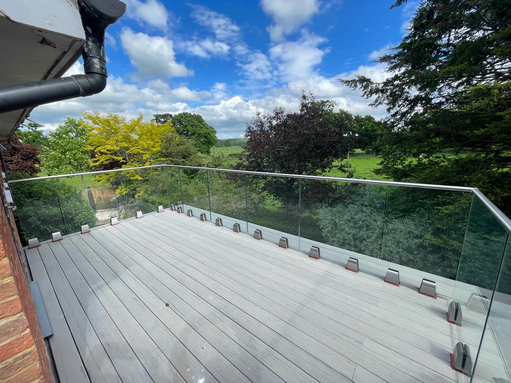 Graphite grey spig-lite pro on a balcony with a slotted handrail