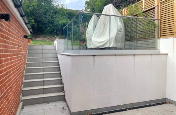Frameless Channel System with Slotted Handrail